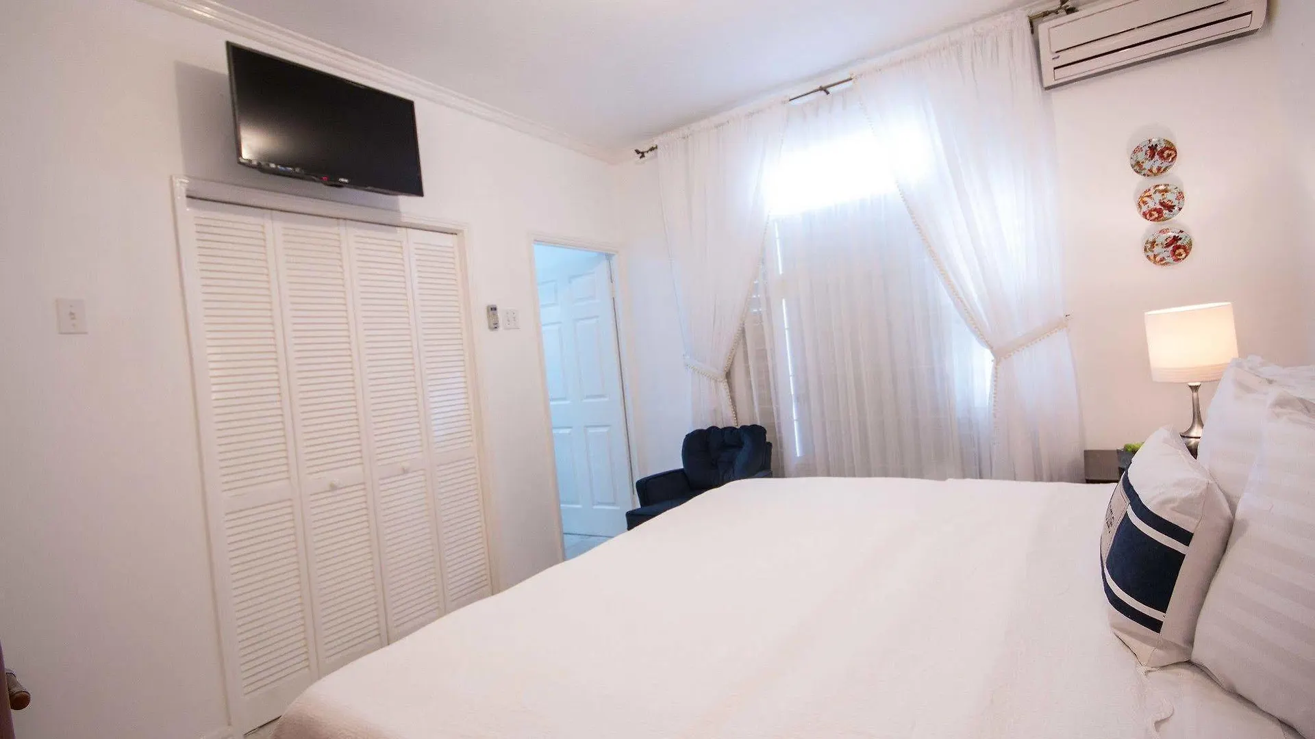 Cattleya'S New Kingston Guest Apartment 0*,